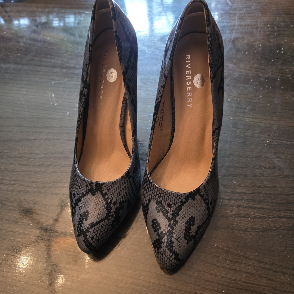 Women's Black Snake-Print Pointed Toe Heels Size 8.5